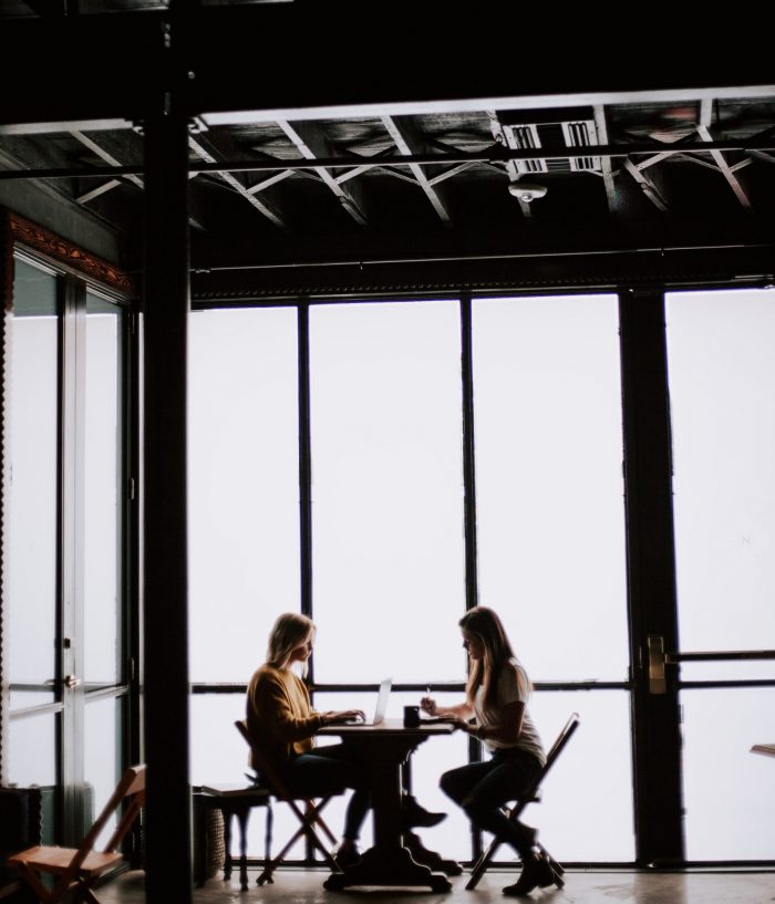 2 Frauen im Café