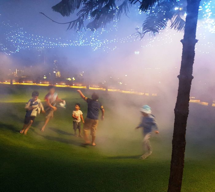 kinder im nebel spielend