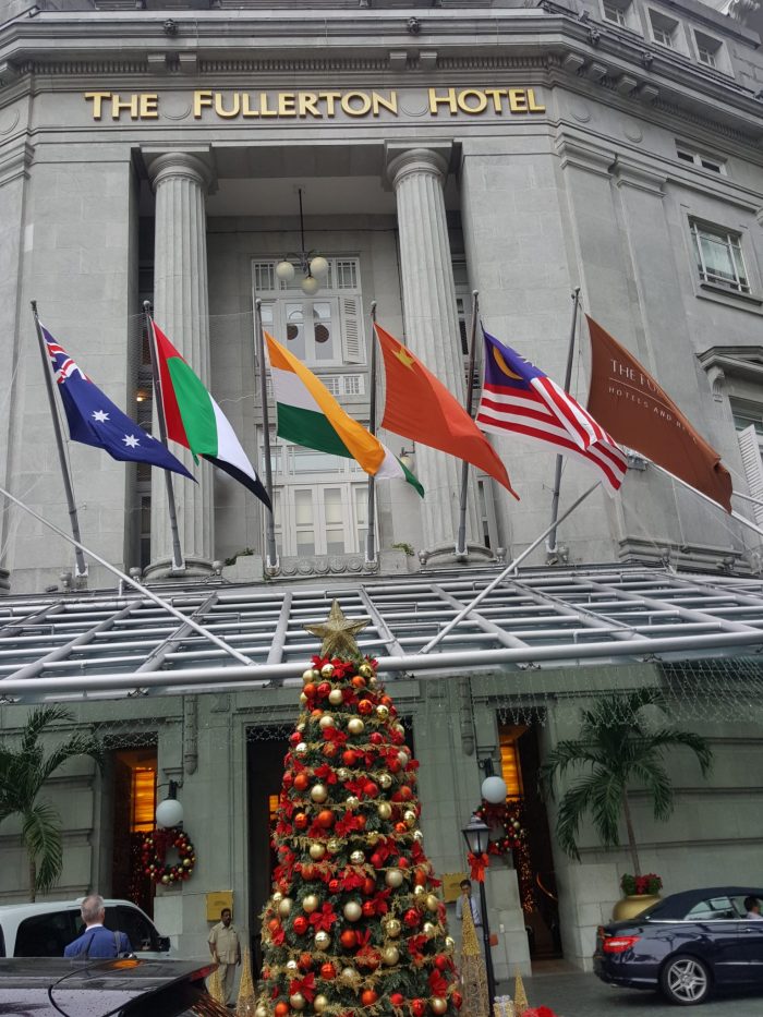 altes Hotel mit Weihnachtsbaum