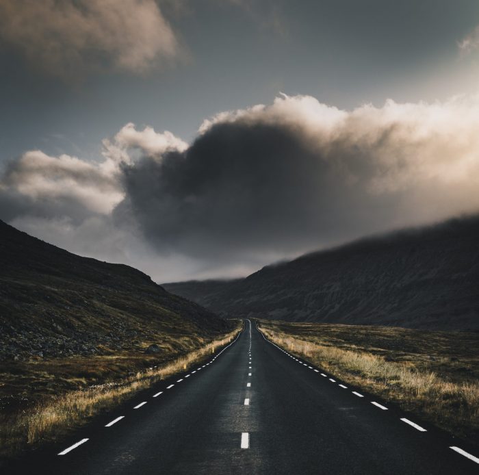 strasse-und-ueber-ihr-grosse-wollken