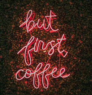 Schriftzug aus Neonröhren "Coffeee first"