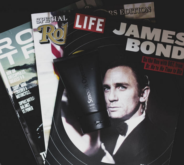 Poster auf dem James Bond (Daniel Craig) gezeugt wird