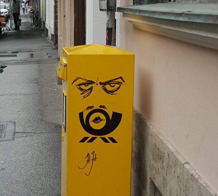 Briefkasten mit aufgemaltem gesicht