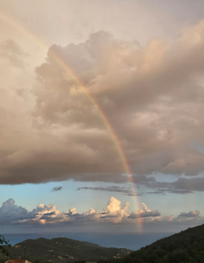 Regenbogen über dem Meer