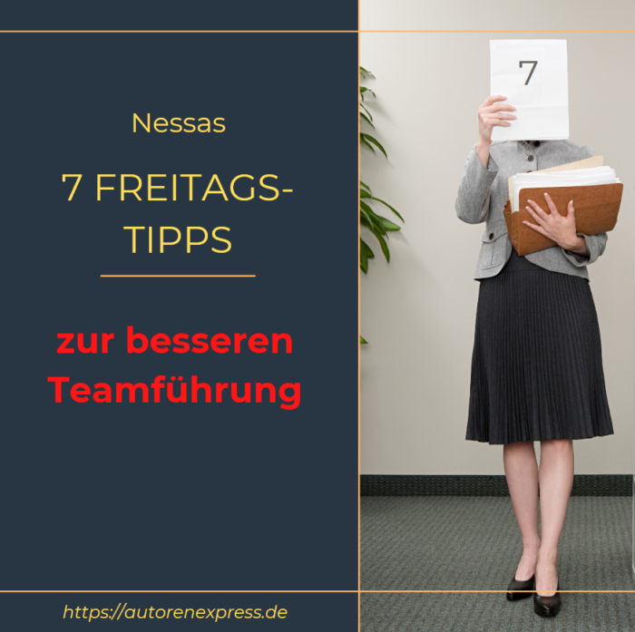 Frau, die ein Schild mit der Ziffer 7 hochhält